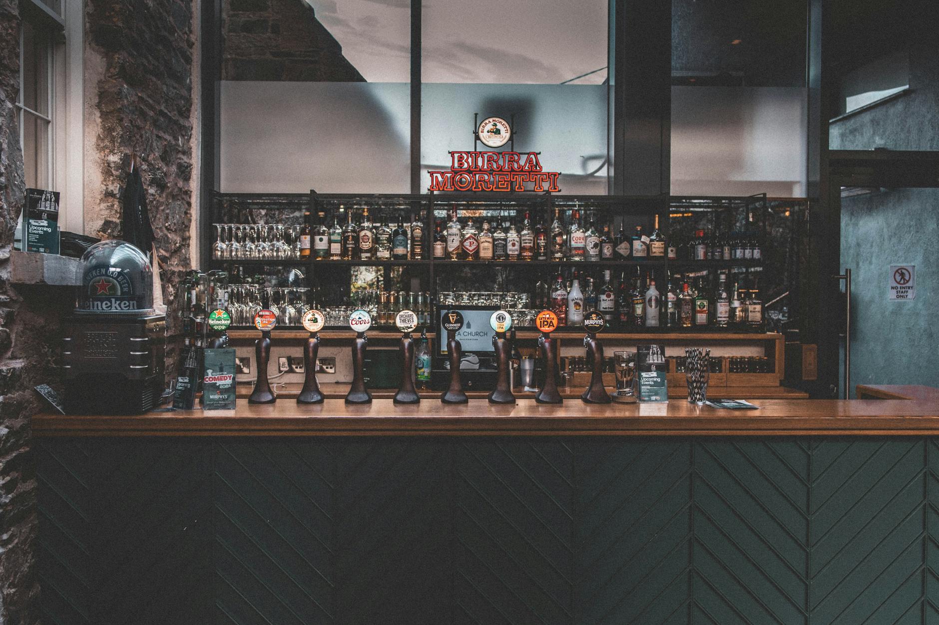 Interior acogedor de pub irlandés con madera oscura y luces cálidas